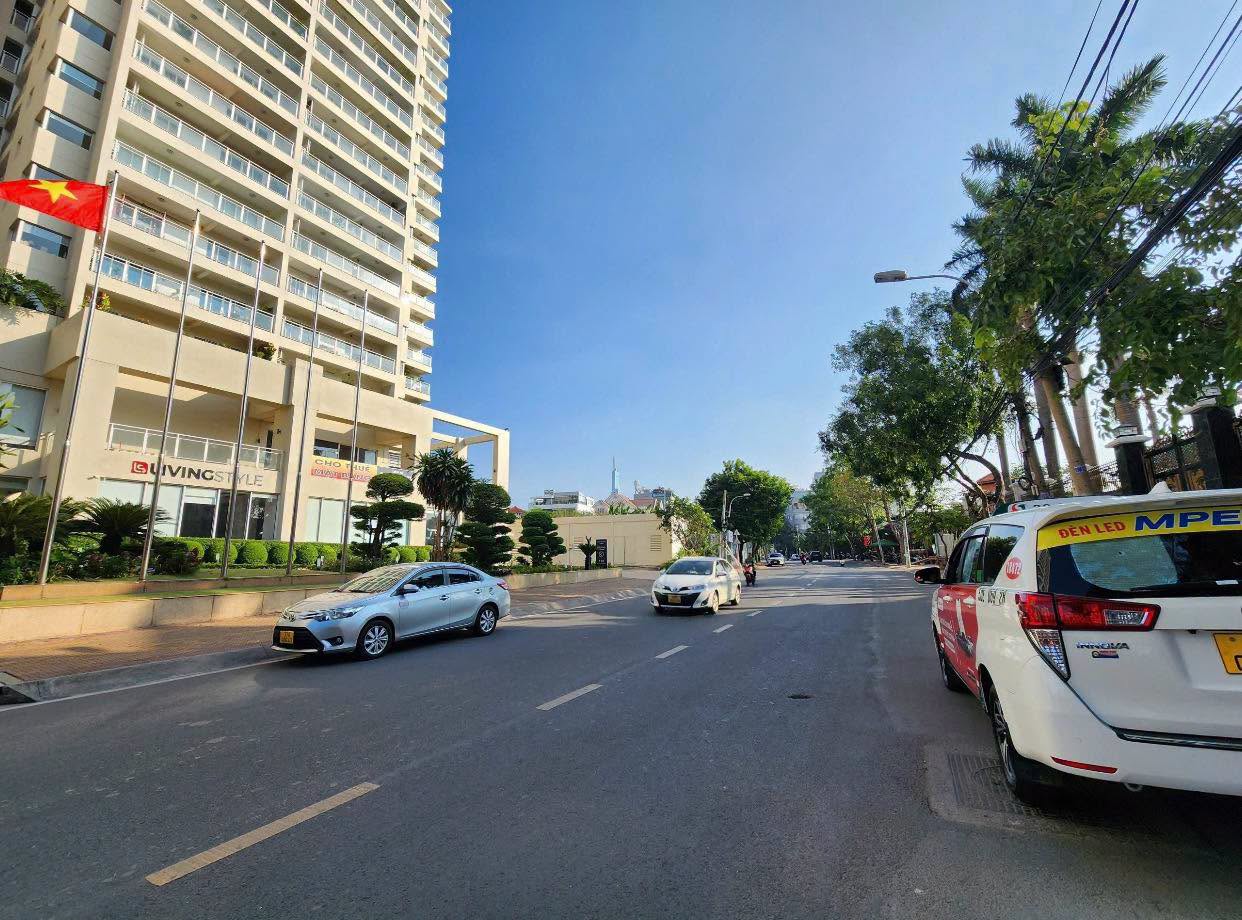 Biệt thự / Villa Nguyễn Văn Hưởng — hình 2